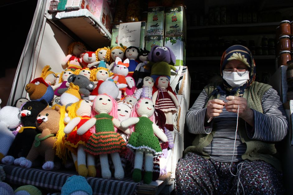 A local woman's stall in Soğanlı Valley displaying handmade dried-apple dolls dressed in traditional fabric