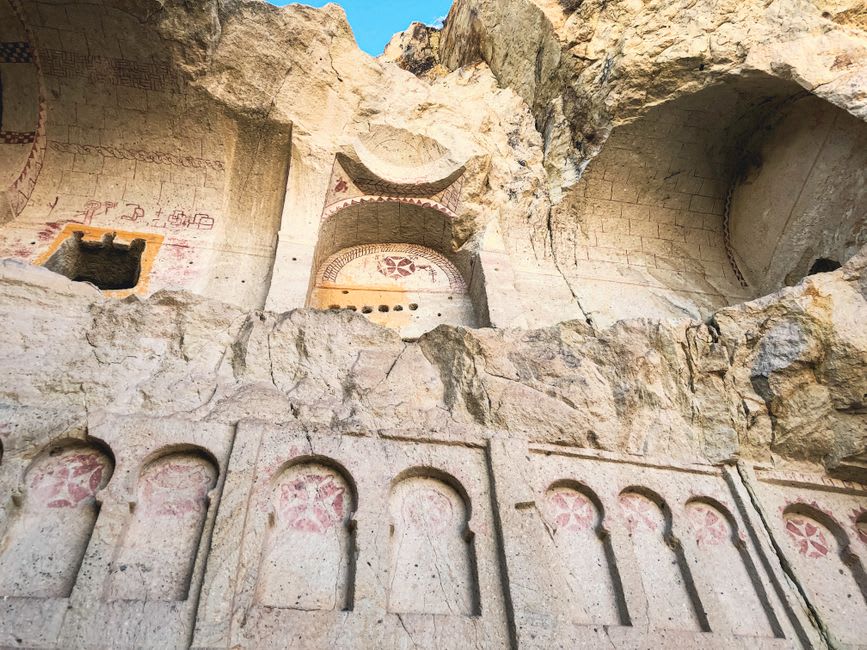 El interior de una capilla tallada en la roca en Zelve con tenues rastros de frescos todavía visibles en el techo tallado
