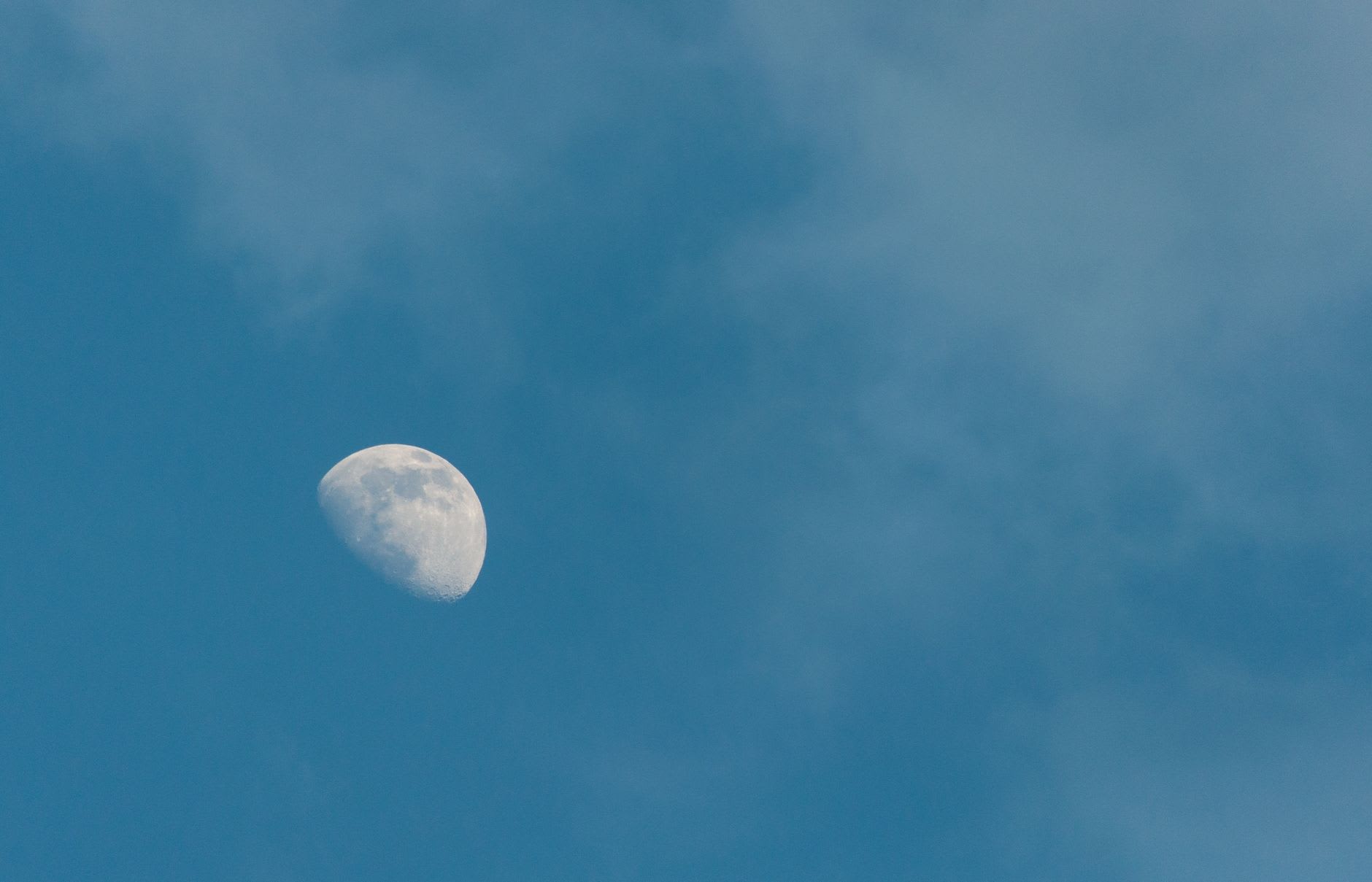 Half Moon Bay depuis le promontoire rocheux sud regardant vers le nord le long du croissant de sable blanc avec les vagues atlantiques sur l'extrémité lointaine