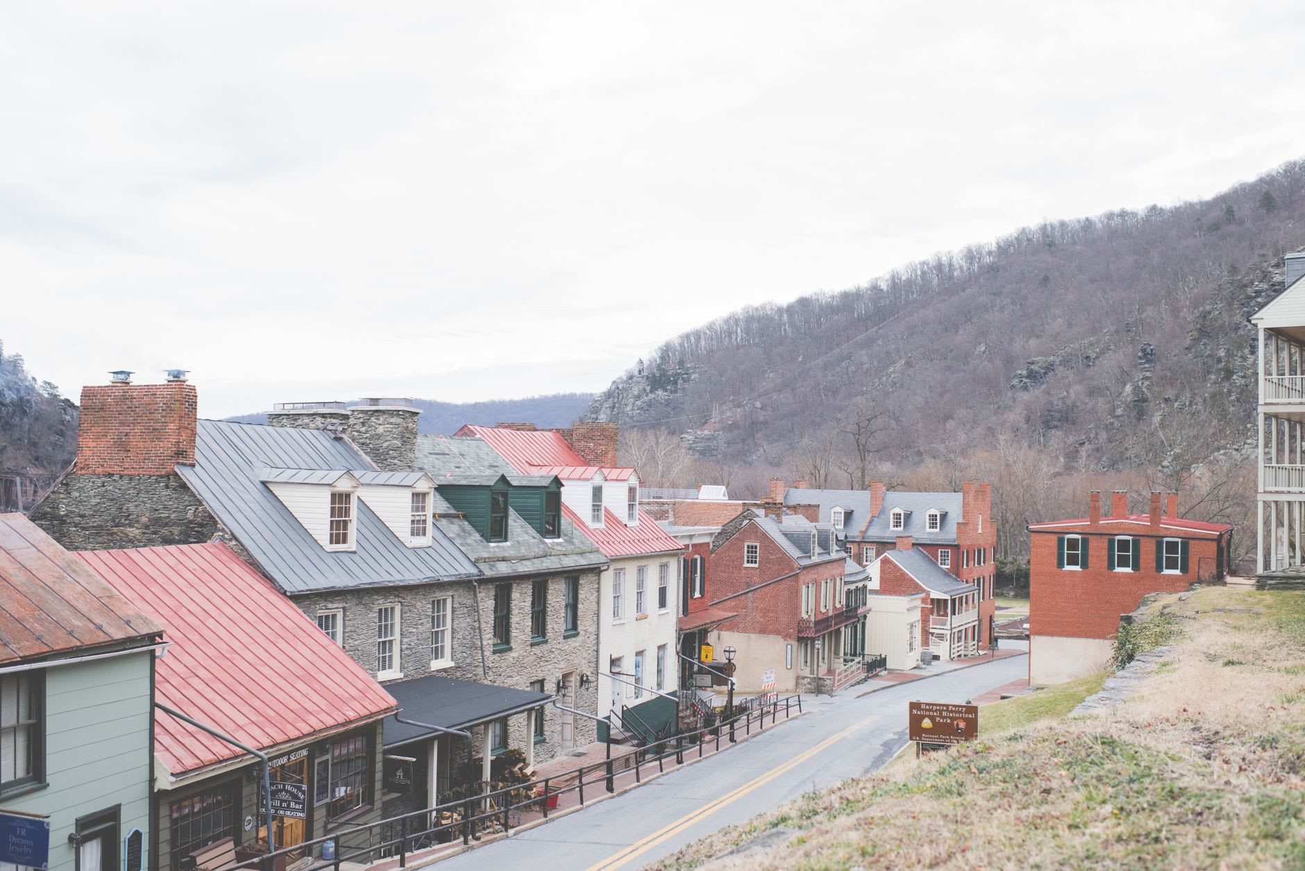 John Brown's Fort dans la ville basse de Harpers Ferry, un petit bâtiment en brique rouge sous un ciel de soir