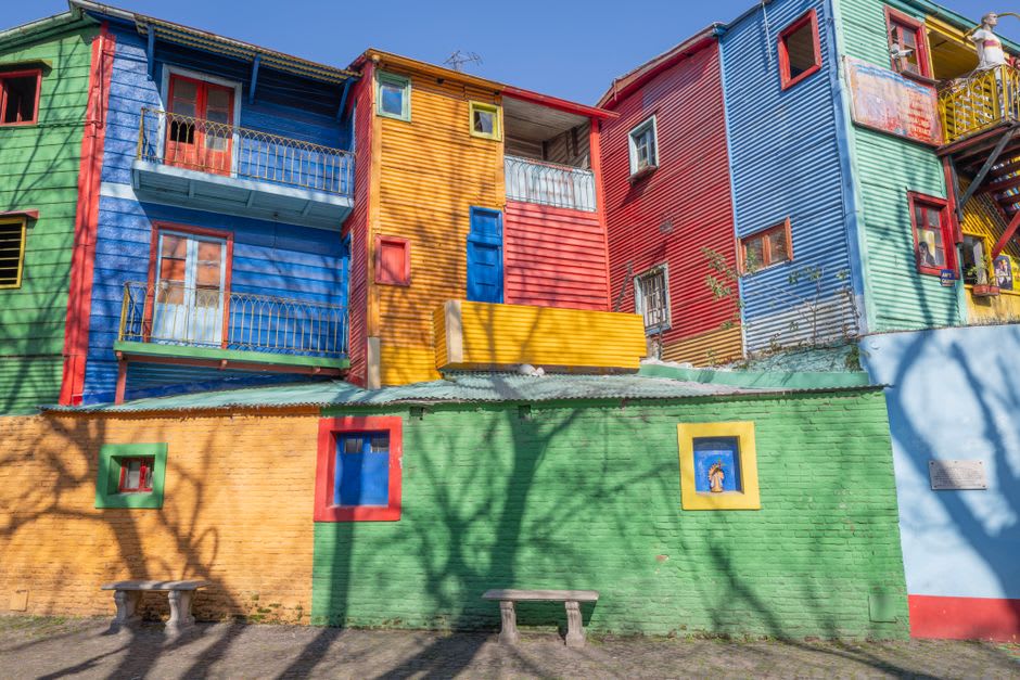 El estadio La Bombonera elevándose sobre los coloridos techos de La Boca