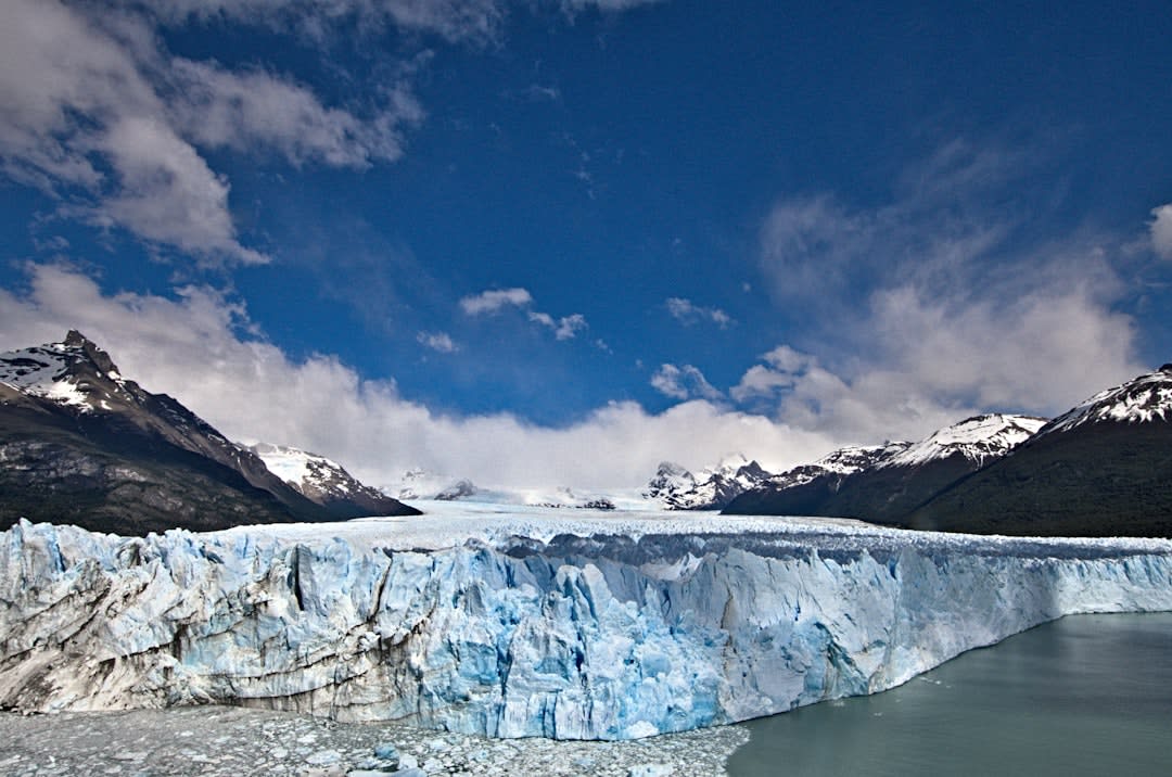 El pueblo de Ushuaia y el Canal Beagle vistos desde el sendero del Glaciar Martial