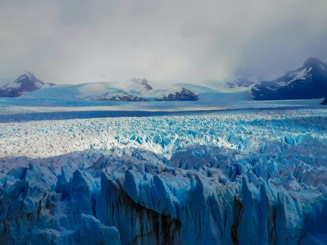 El hielo fracturado y en retroceso del Glaciar Martial en la ladera sobre Ushuaia