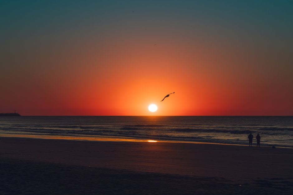 Botes de pesca varados en la arena cerca del puerto de Necochea al atardecer