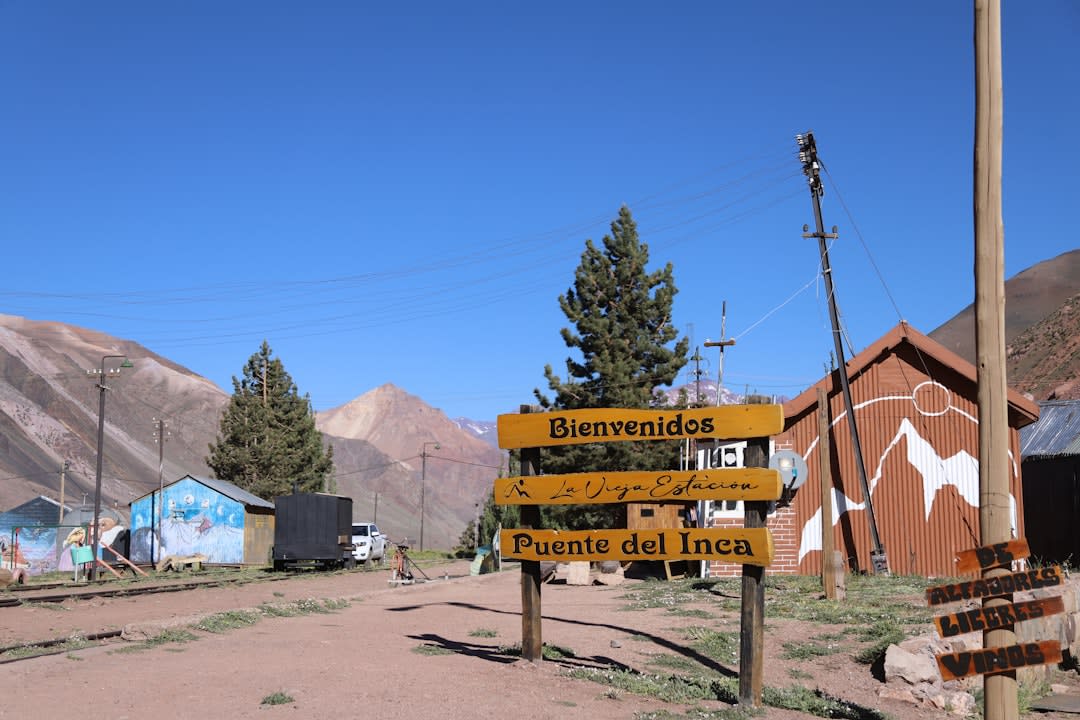 Vista de cerca de la textura de roca teñida de amarillo y naranja del puente termal de Puente del Inca