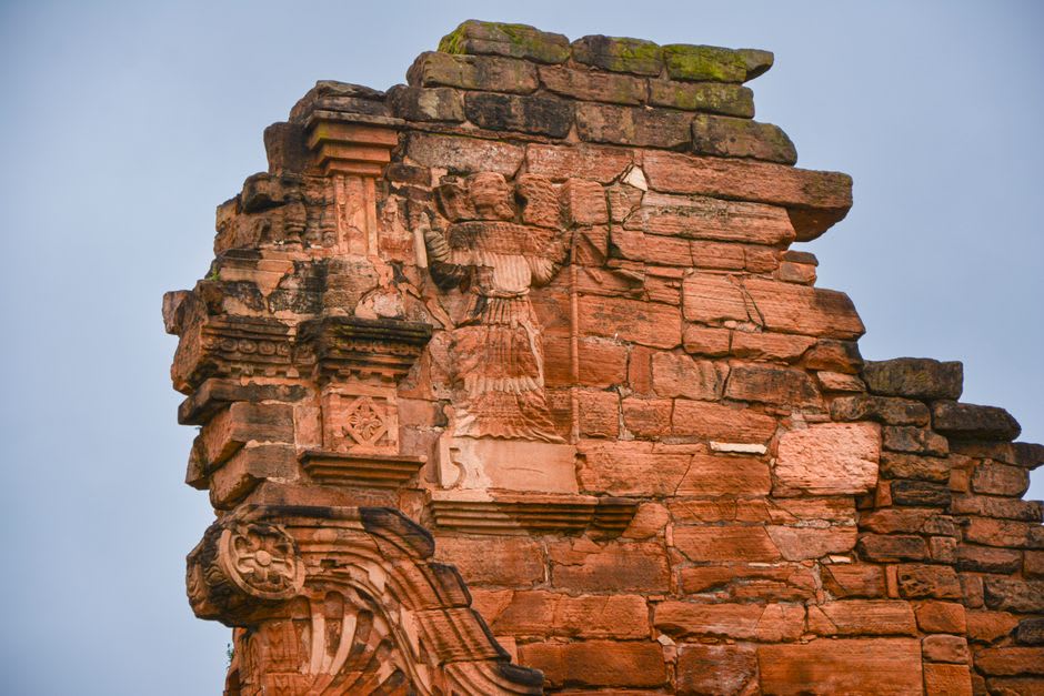 Una calle tranquila de tierra roja en el pueblo de San Ignacio cerca de las ruinas de la misión