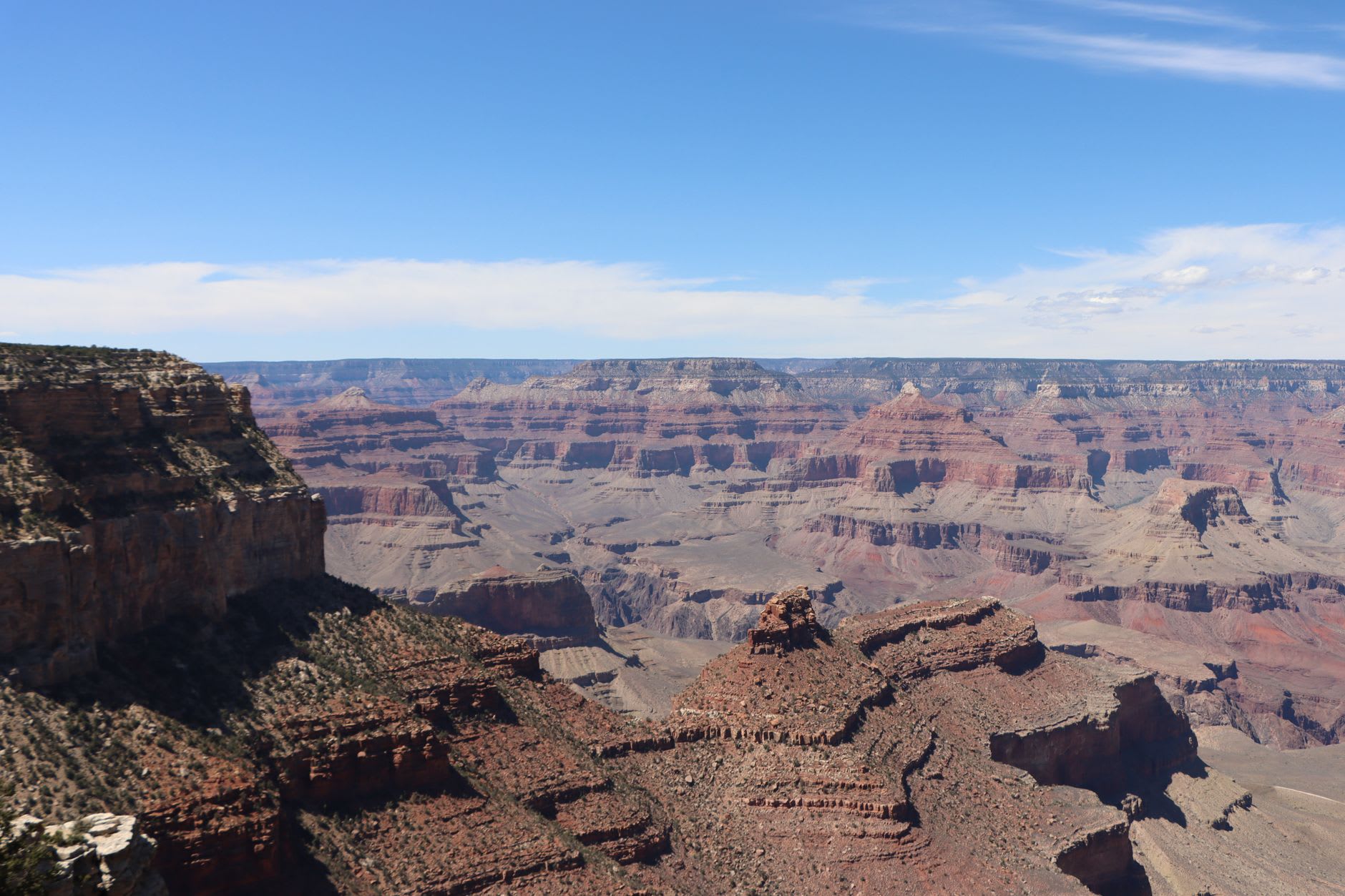 Des condors planant sur les thermiques au-dessus du canyon intérieur, les parois du canyon de chaque côté