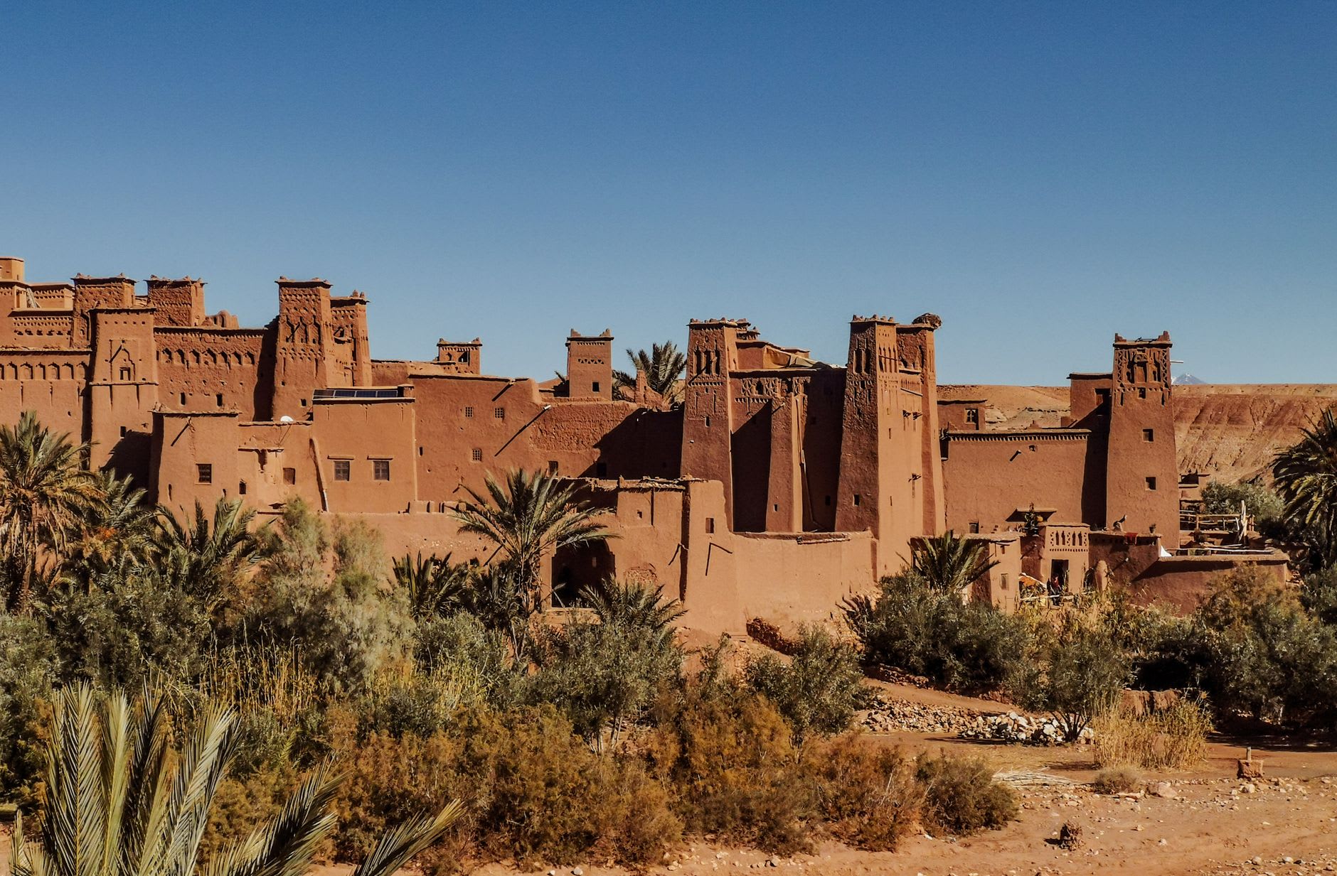 Cour intérieure d'Aït Benhaddou avec sculptures décoratives en pisé et détail en bois de cèdre sculpté
