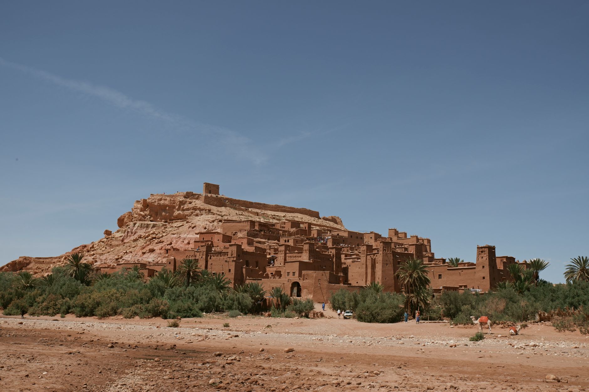 Vue large sur la vallée de l'Ounila depuis l'agadir au sommet d'Aït Benhaddou au crépuscule