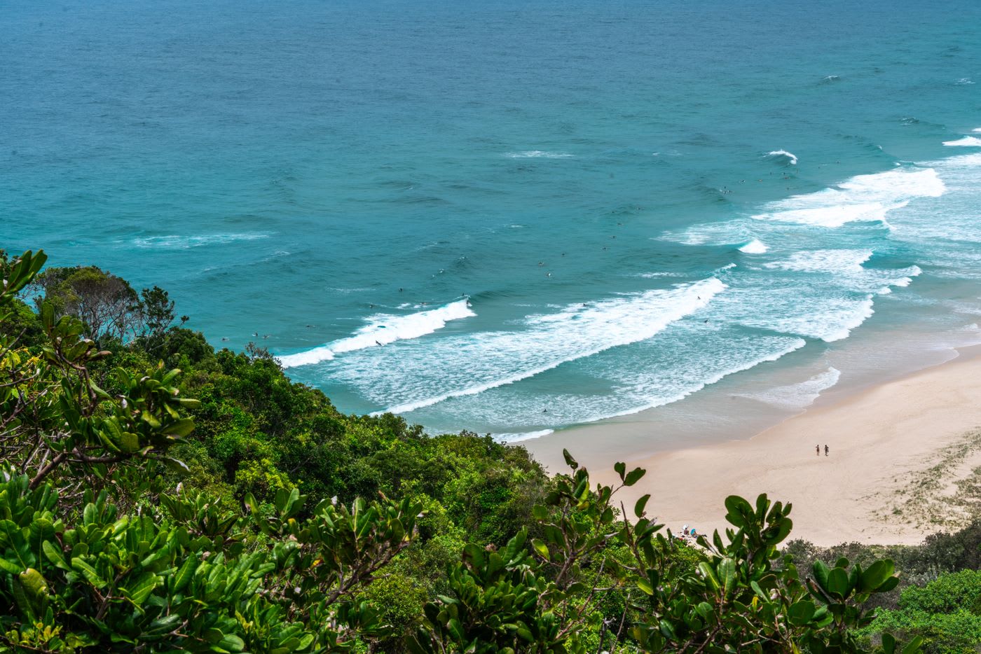 La plage de Byron Bay vue depuis le promontoire, les vagues roulant sur le sable doré