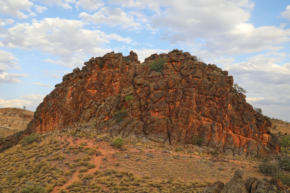 Formaciones rocosas rojas del Territorio del Norte de Australia bajo un cielo vibrante