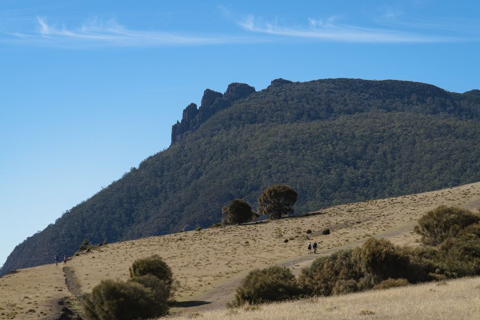 Bishop and Clerk elevándose sobre la costa de la isla María, Tasmania