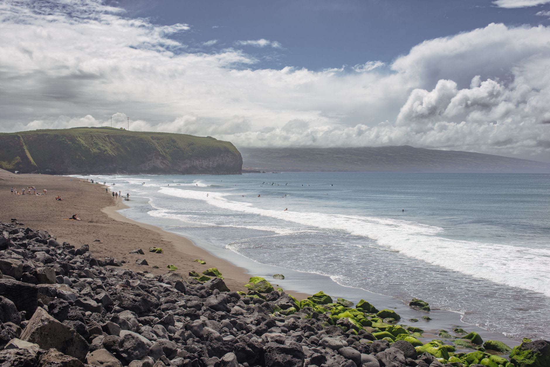 Edificios encalados y calles adoquinadas de Santa Cruz da Graciosa bajo la luz de la tarde