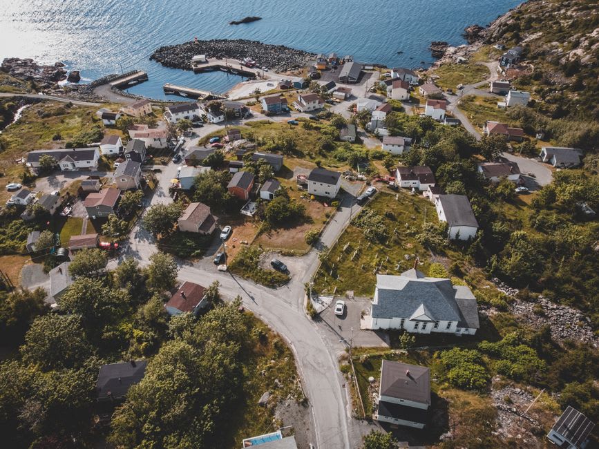 El asentamiento de Abraham's Bay en Mayaguana, pequeñas casas junto a la orilla de un amplio puerto protegido por arrecifes