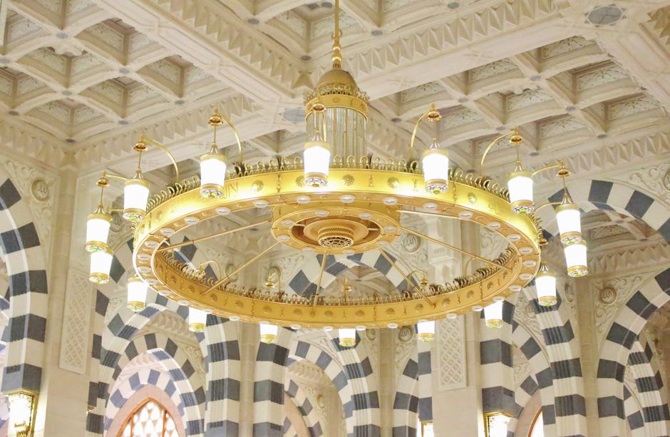 Intérieur de la Grande Mosquée Al Fateh montrant l'immense dôme en fibre de verre, le lustre autrichien et la salle de prière recouverte de tapis