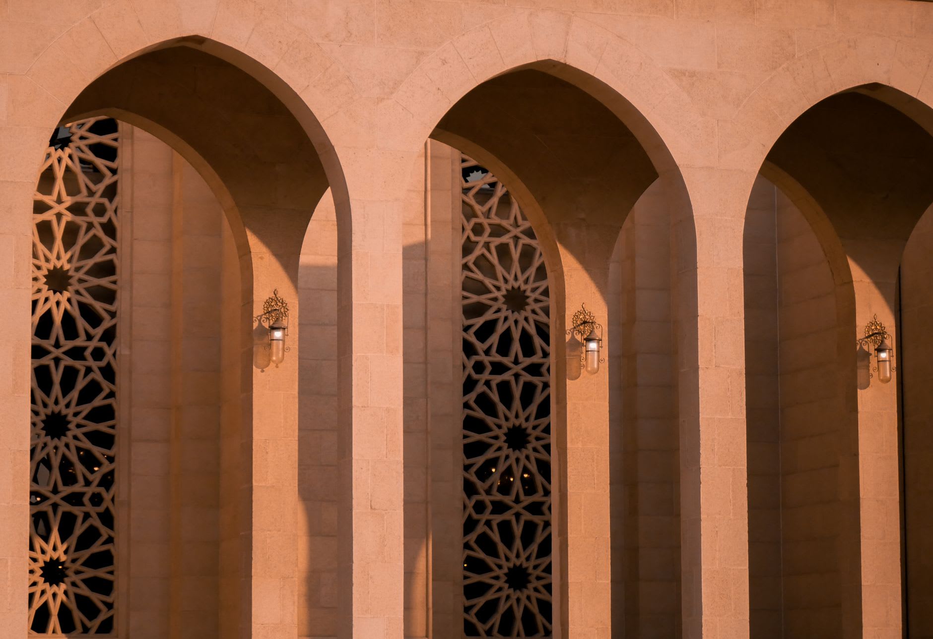 Sceaux en pierre sculptée Dilmun exposés dans le musée du Fort de Bahreïn, artefacts de l'âge du Bronze sur une surface sombre