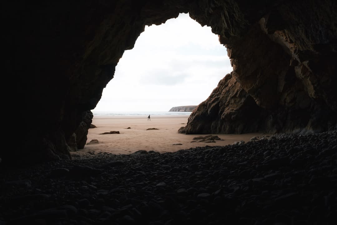 Les falaises escarpées et les grottes marines de la péninsule de Punta Banda près de La Bufadora avec le Pacifique se brisant contre une roche volcanique sombre