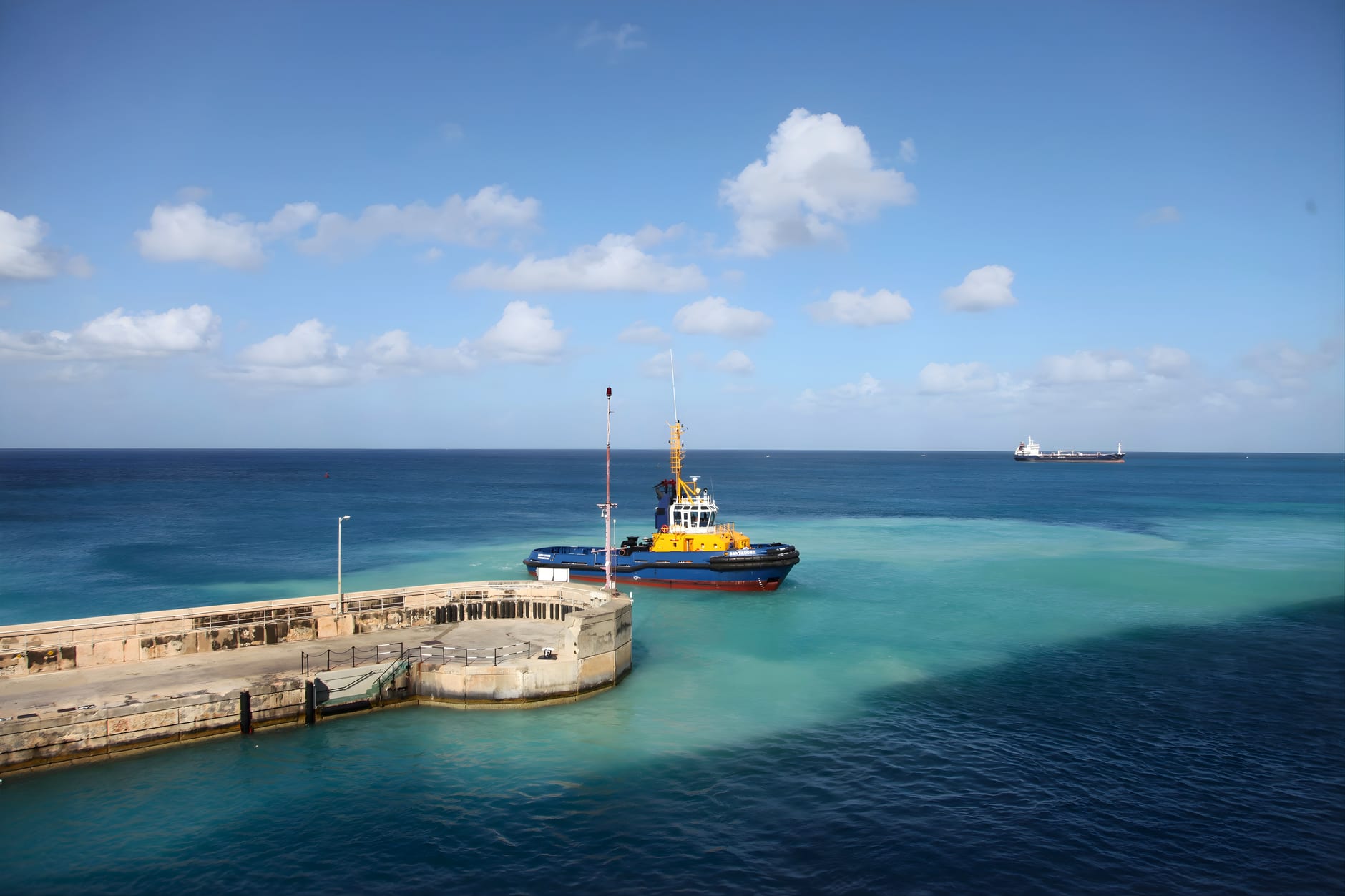 Des entrepôts coloniaux colorés bordant le port du Careenage à Bridgetown