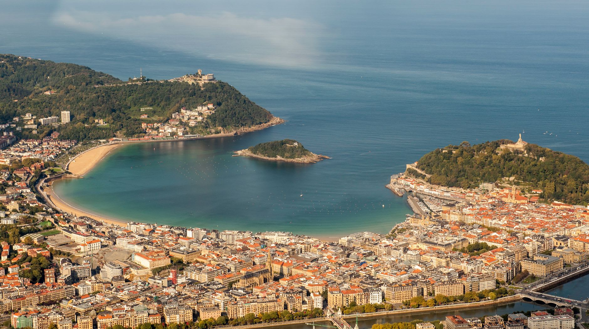 La plage de La Concha vue depuis le Monte Igueldo, l'arc parfait de la baie s'ouvrant sous la ville