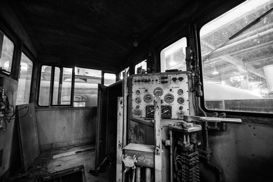 L'intérieur d'un atelier de réparation ferroviaire abandonné à Rayak, des machines-outils rouillées encore debout sur le sol de l'atelier