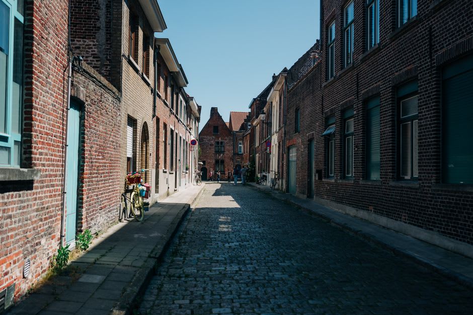 Calle empedrada estrecha en el casco antiguo de Durbuy flanqueada por casas de piedra