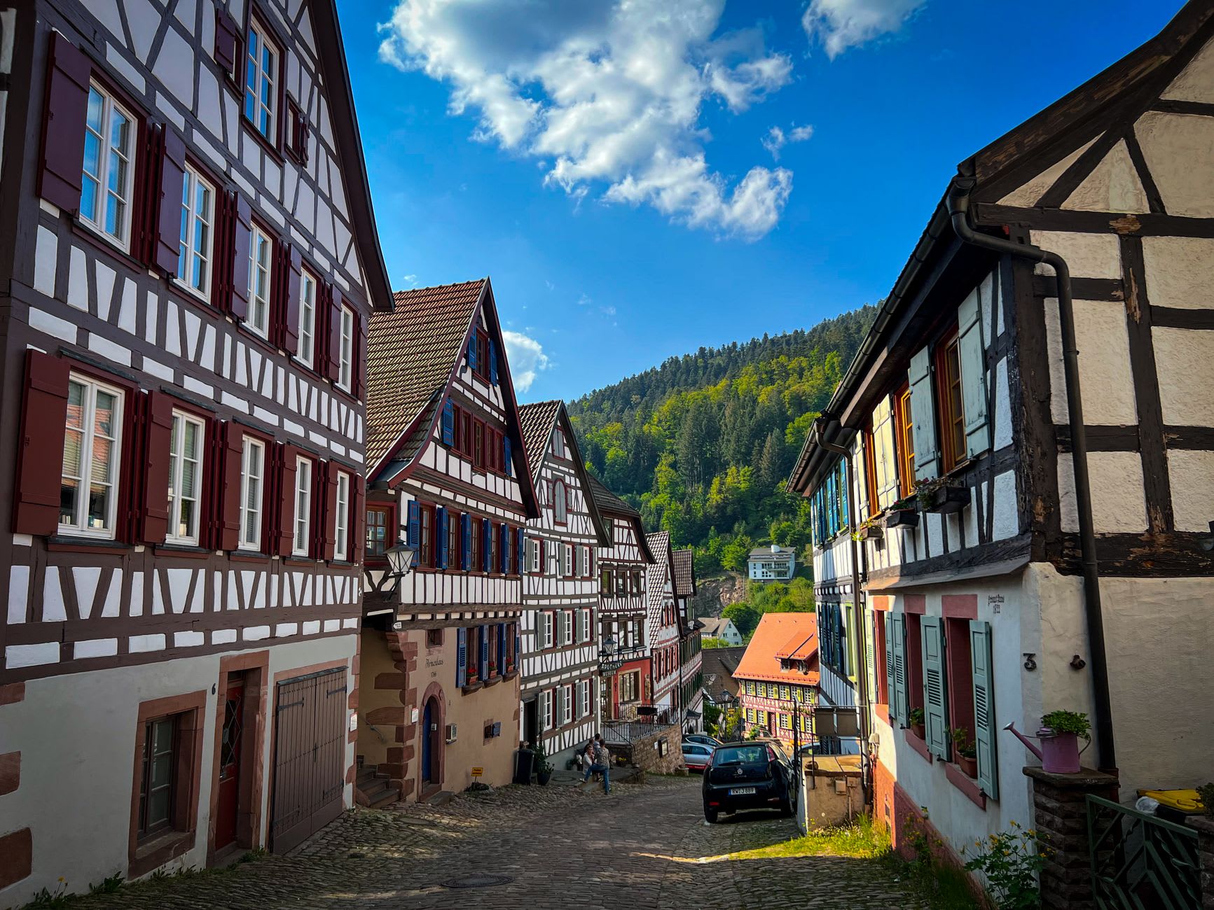 La place du marché médiéval de Schiltach en début de matinée, la mairie à colombages et les bâtiments environnants s'inclinant légèrement vers l'intérieur, sans visiteurs
