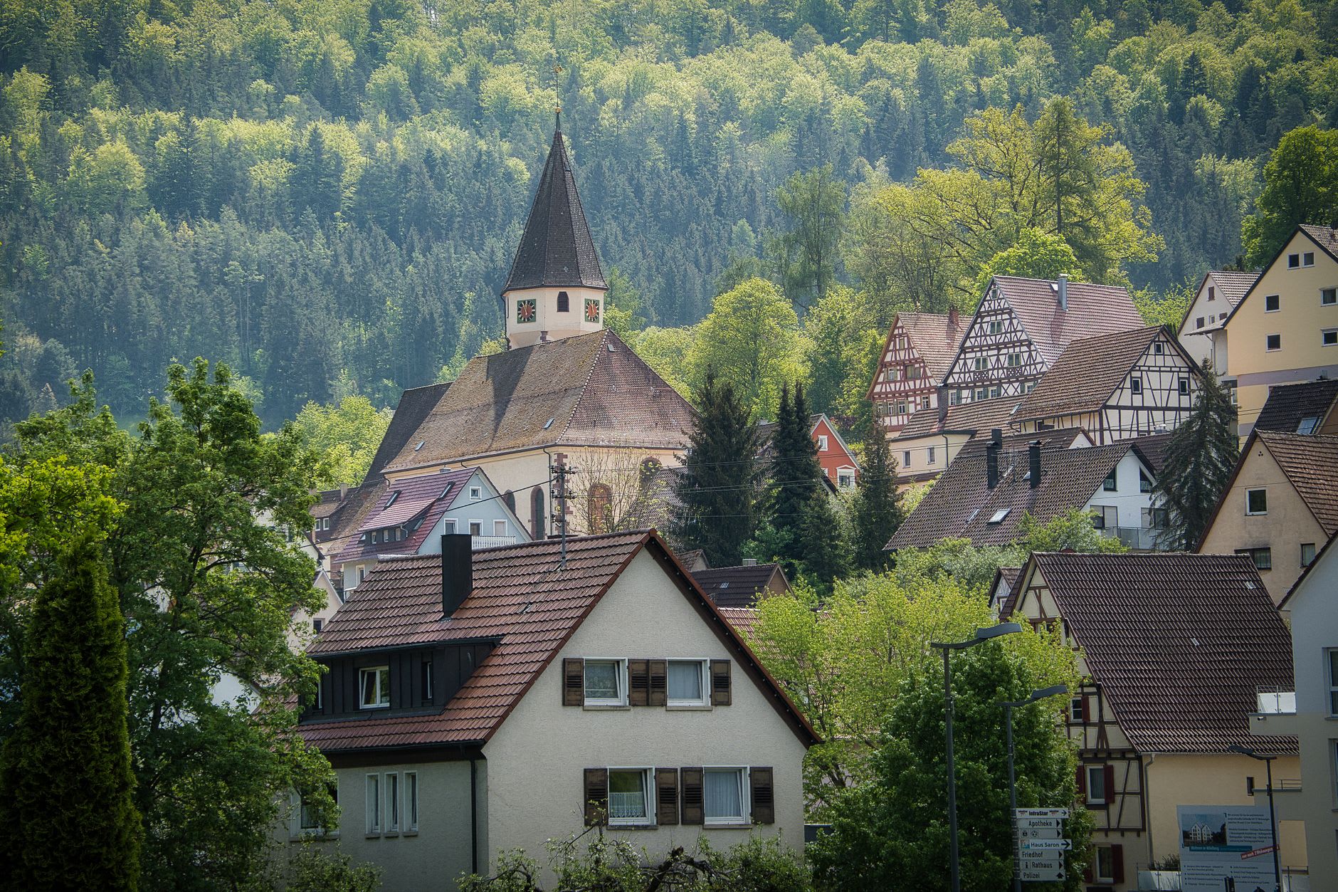 Le village de Todtnau vu d'en haut sur le sentier de randonnée du Feldberg, le clocher de l'église et les toits groupés visibles dans une haute vallée, des crêtes boisées s'élevant de tous côtés