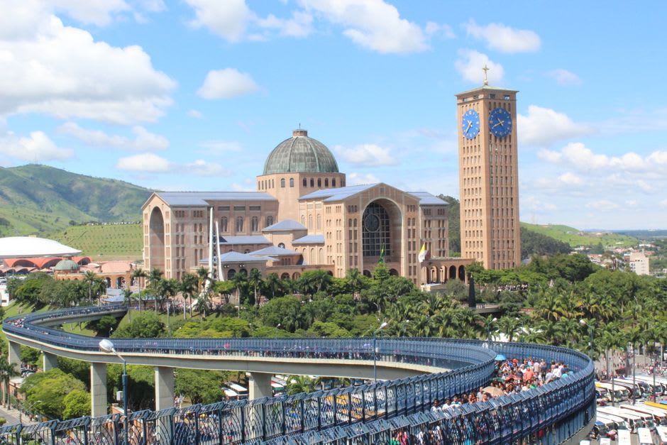 Rangées de boutiques de souvenirs religieux dans les rues entourant la basilique d'Aparecida