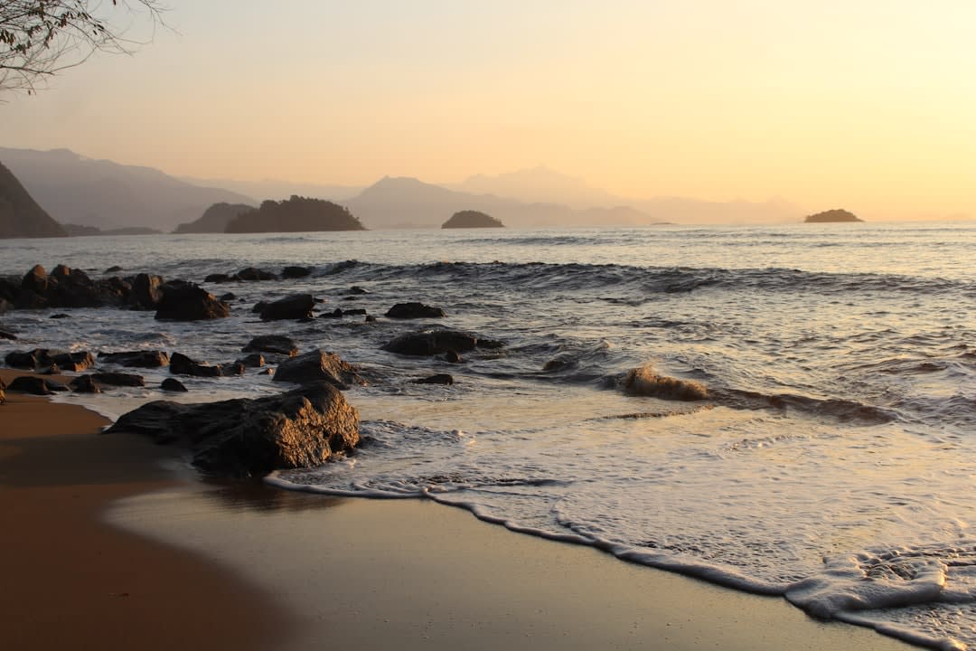 Vista de la costa boscosa de Ilhabela desde un bote en el canal