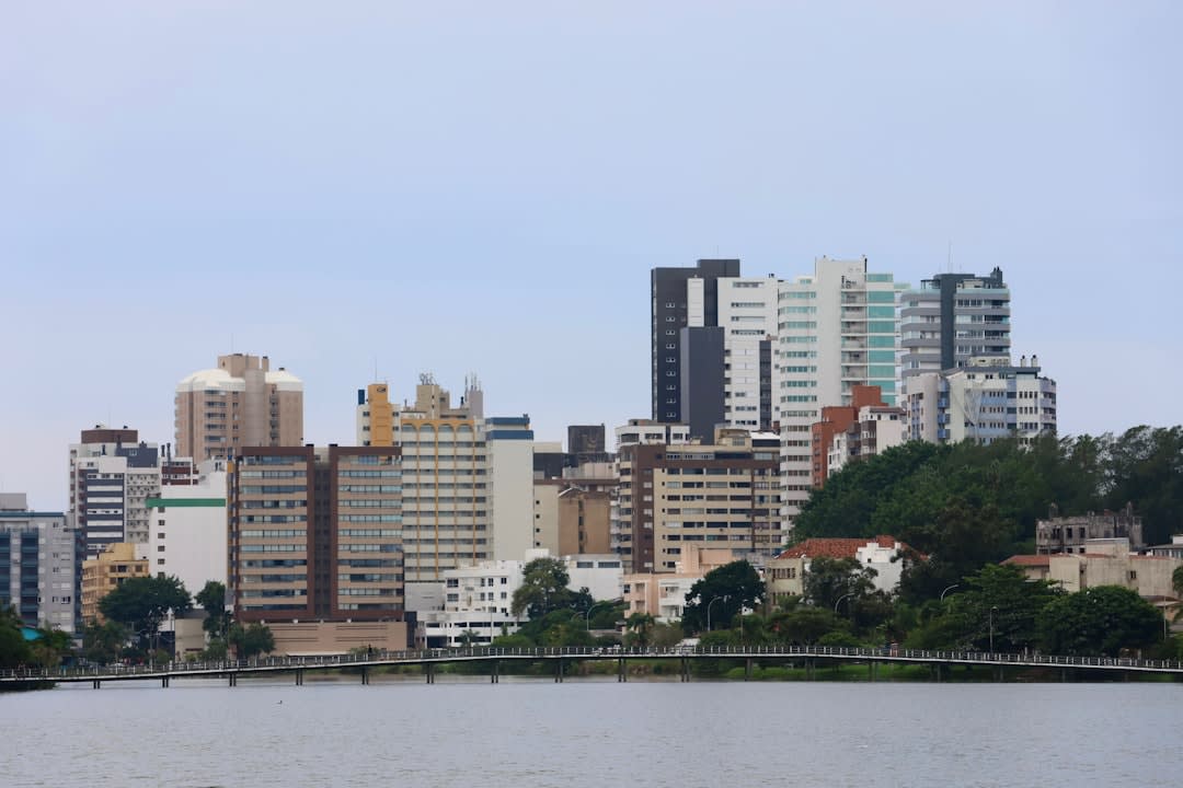 Vista sobre la ciudad baja de Salvador y la Bahía de Todos los Santos desde el Elevador Lacerda