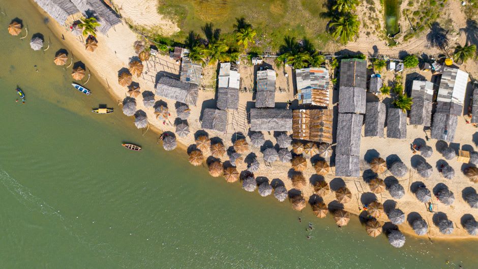 Plage de sable blanc déserte le long de la rivière Tapajós près de Santarém