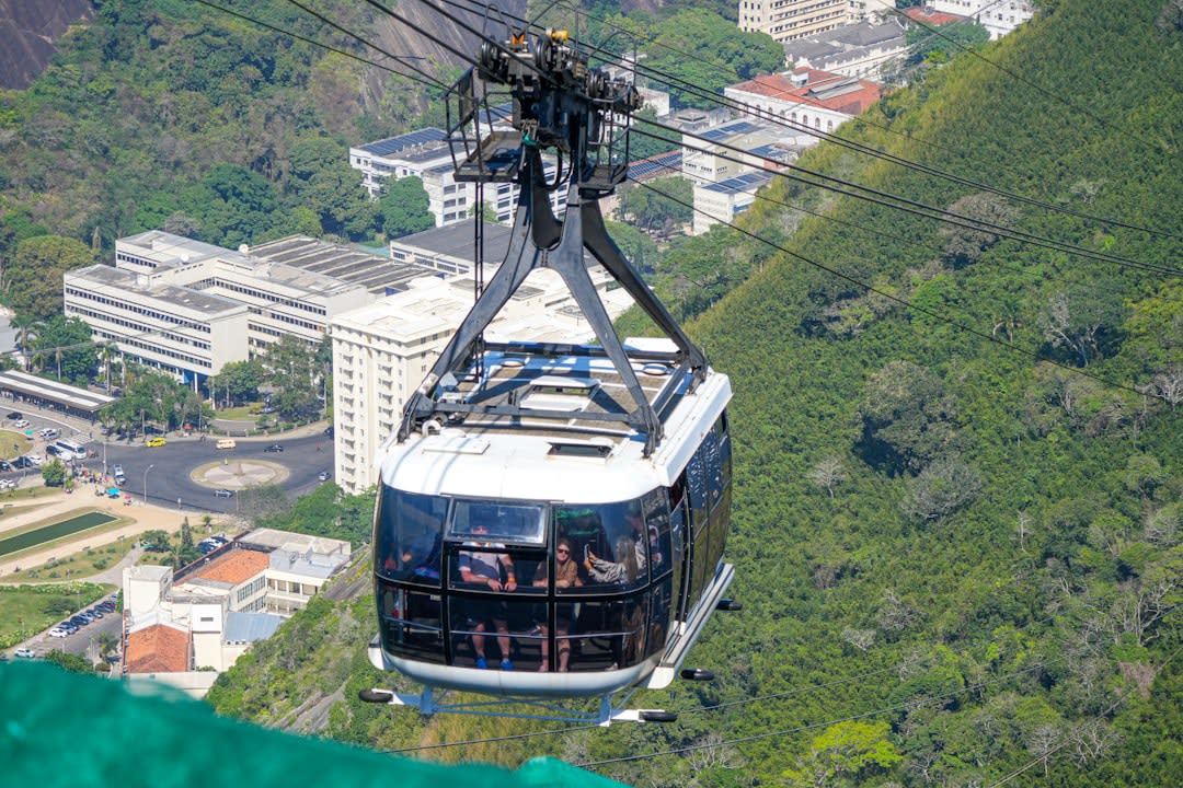 El teleférico de dos tramos ascendiendo hacia la cima del Pan de Azúcar sobre la Bahía de Guanabara
