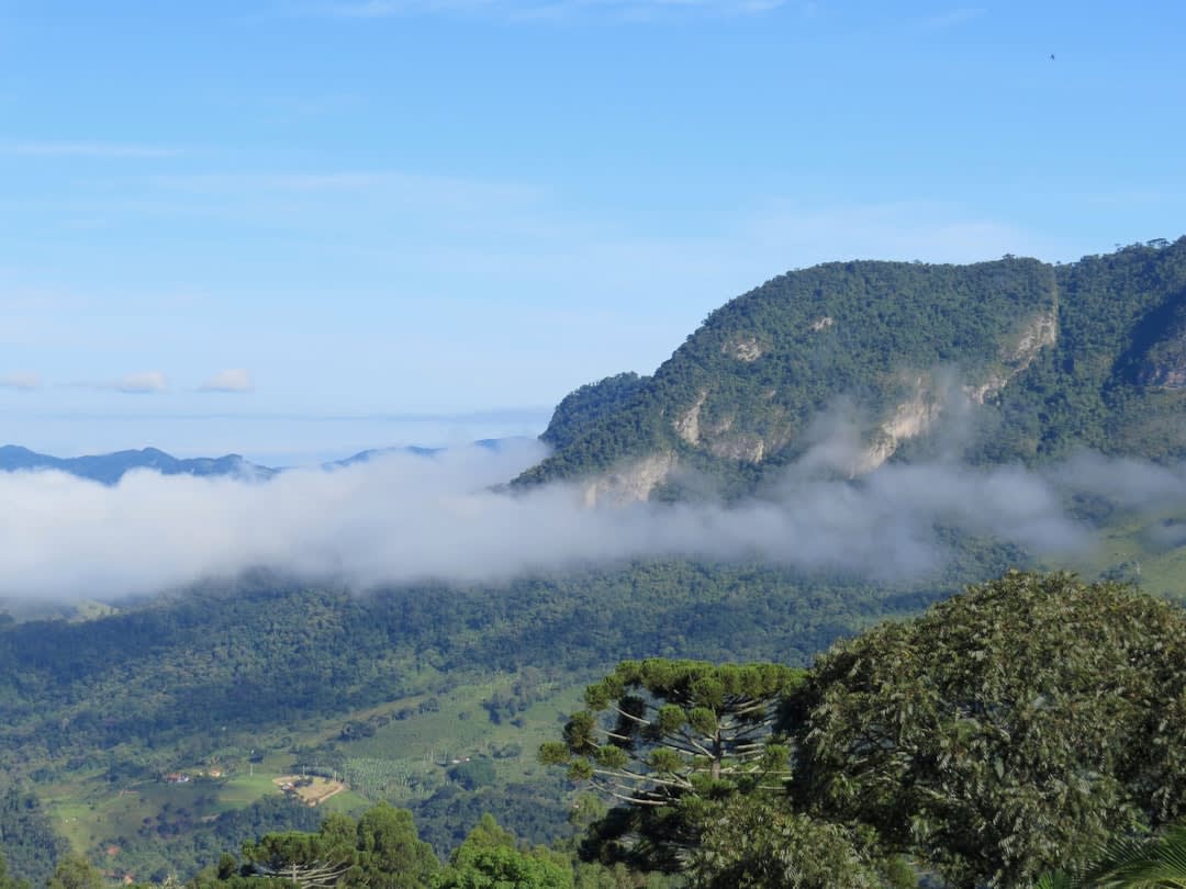 Vista sobre los tejados de terracota de Tiradentes hacia las montañas de la Serra de São José