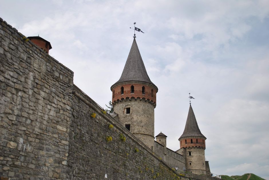 The cracked Tour de l'Orle d'Or standing above Semur-en-Auxois' ramparts