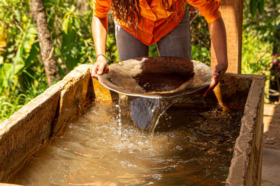 Un sendero de bosque seco cerca de Boromo con tierra roja de laterita típica de la región de extracción de oro