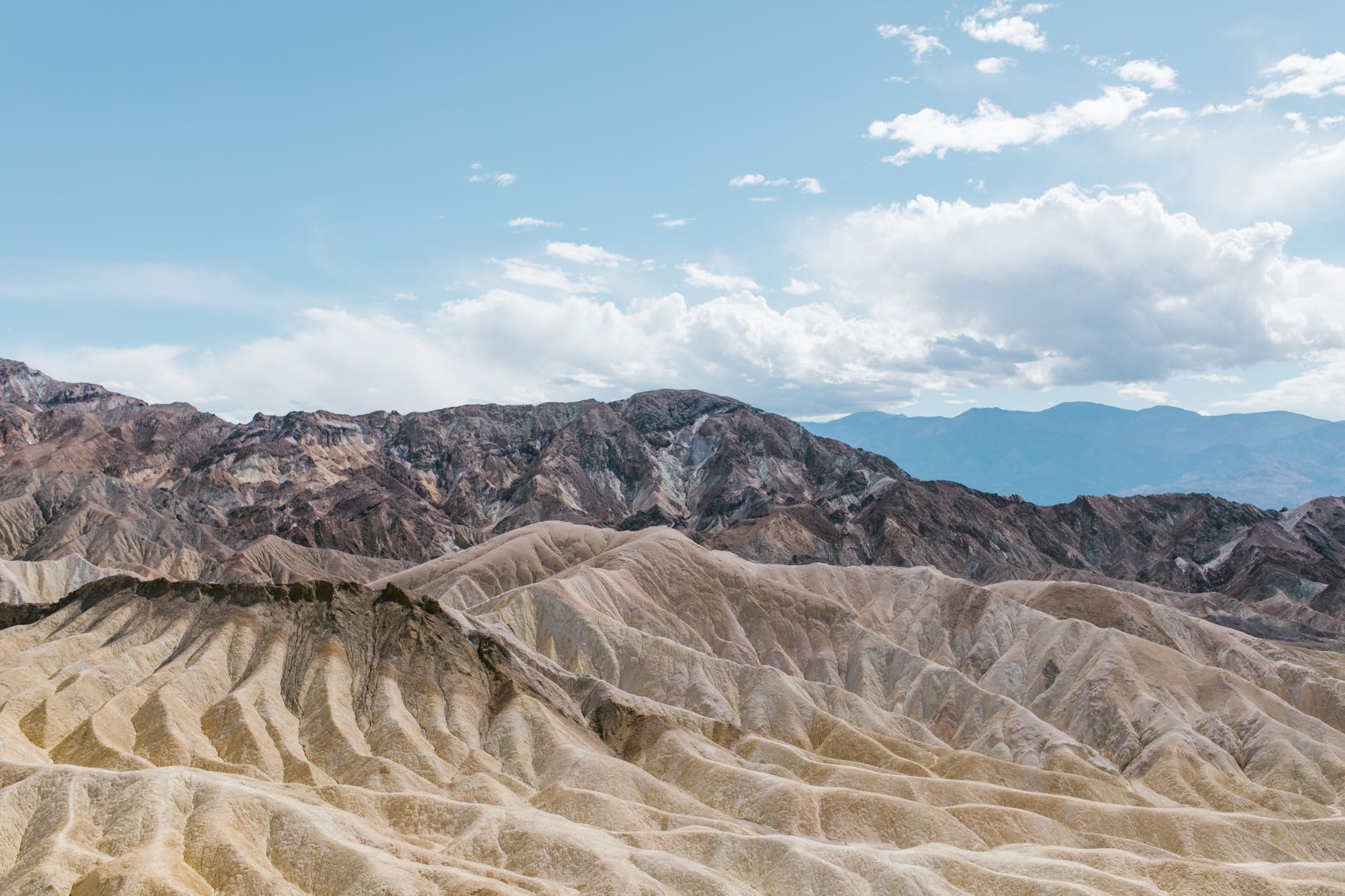Los polígonos de sal agrietada de Badwater Basin extendiéndose hasta el horizonte, bajo el nivel del mar en el silencio azul del valle
