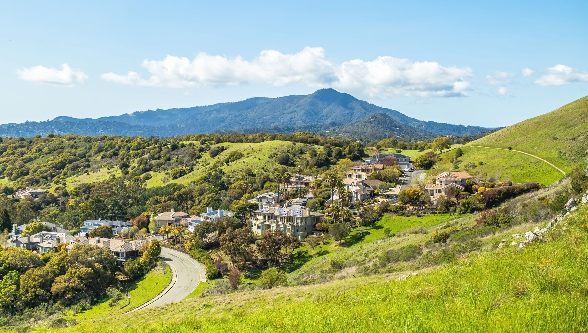 La place du village de Sonoma par un calme matin d'octobre, le clocher de la vieille mission visible dans les platanes