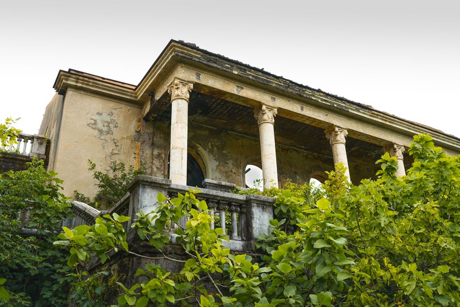 Ivy-covered stone ruins of Vin Villa winery overlooking Lake Erie