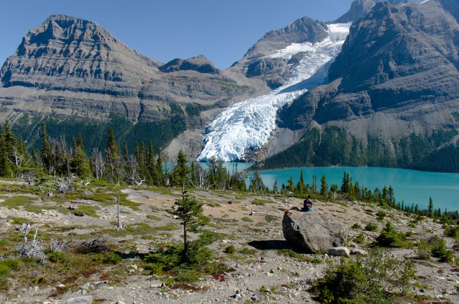 Hikers pausing on the Berg Lake Trail with glacier-fed turquoise water below