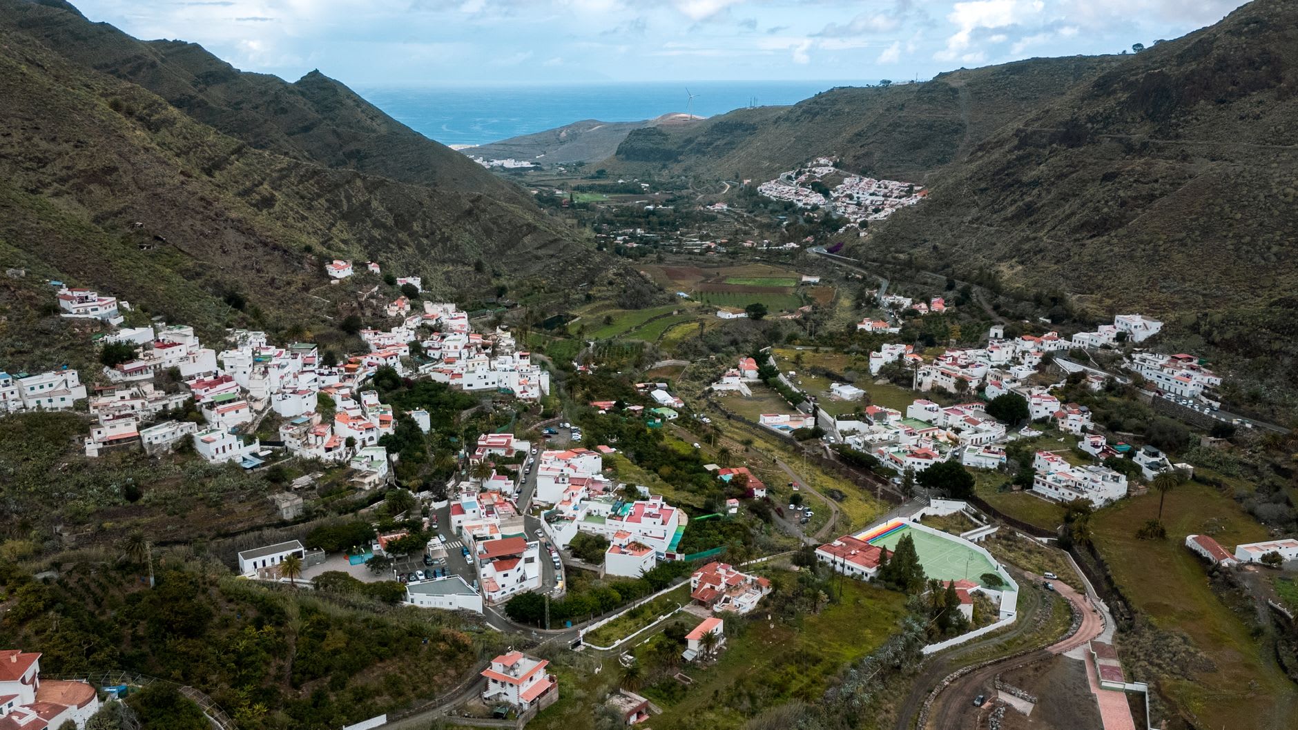 Vue depuis le plateau du Roque Nublo sur le paysage de caldeira centrale de Gran Canaria vers la mer, avec des ombres de nuages parcourant les montagnes