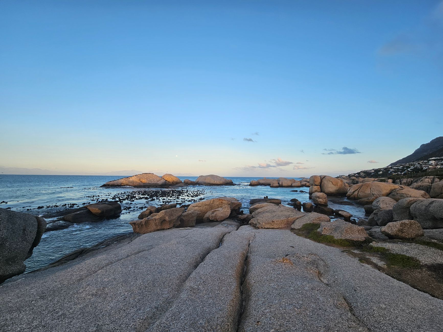 La crique abritée de la plage de Boulders avec une eau turquoise claire et les rochers de granite s'élevant au-dessus du rivage