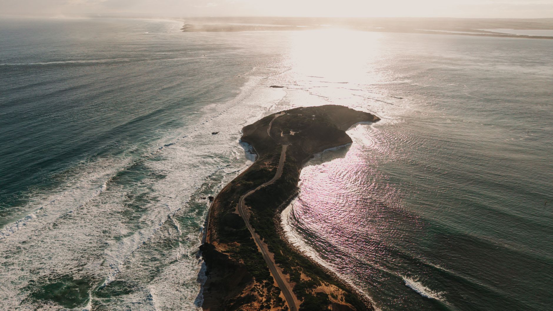 La plage de Scarborough avec des vagues atlantiques qui déferlent et les dunes couvertes de fynbos qui s'élèvent derrière le sable blanc