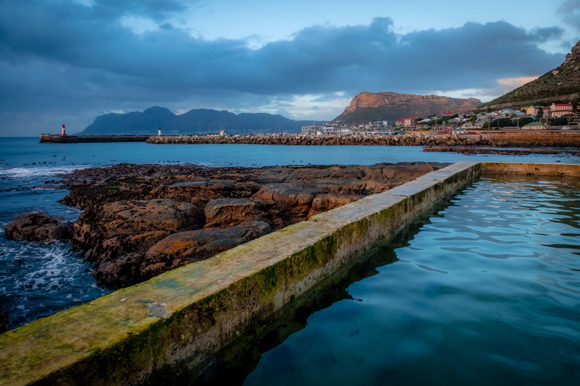 Les bâtiments victoriens du front de mer de Simon's Town avec les montagnes Hottentots Holland visibles de l'autre côté des eaux bleues de la False Bay