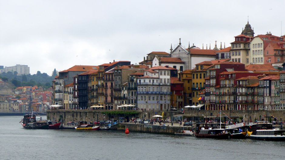 Bâtiments de l'époque coloniale bordant le port paisible de Vila do Maio, aussi appelé Porto Inglês