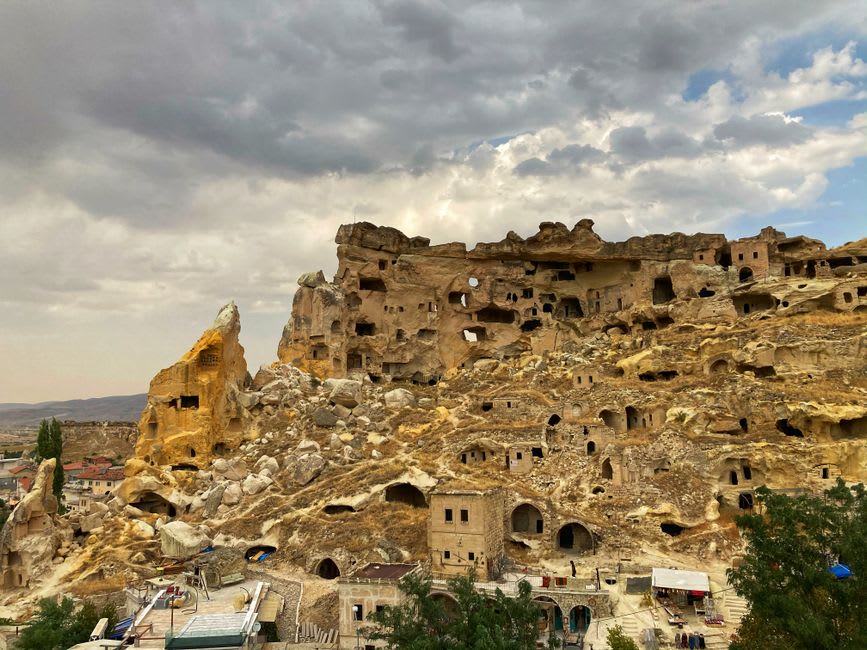 Viviendas rupestres abandonadas cubriendo la cara del acantilado sobre el antiguo pueblo de Çavuşin, ventanas y puertas cortadas directamente en la roca