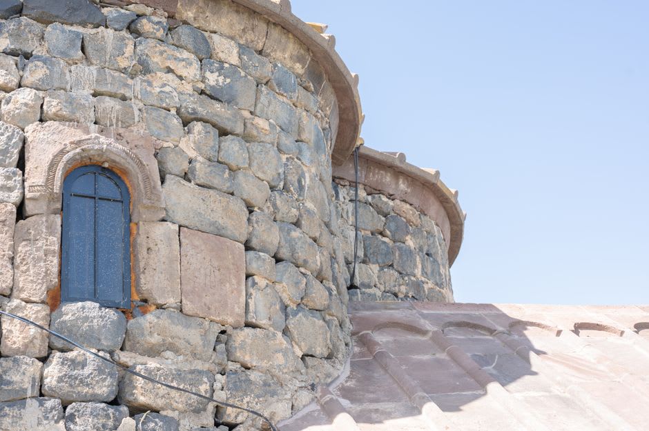 La iglesia de San Juan Bautista del siglo quinto excavada en la base del acantilado de Çavuşin, su fachada rupestre desgastada por siglos de viento