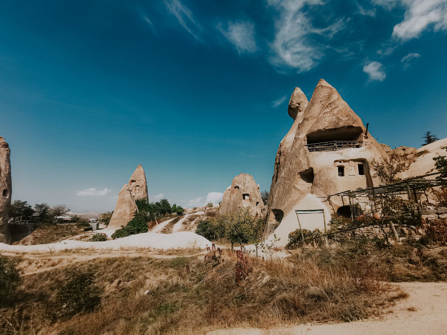 La vista desde el Castillo de Uçhisar mirando hacia el este sobre el valle de Göreme, chimeneas de hadas en primer plano y el paisaje extendiéndose hasta crestas lejanas
