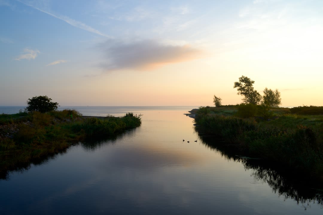 Un pescador lanzando una red al río Mbomou al amanecer cerca de Bangassou