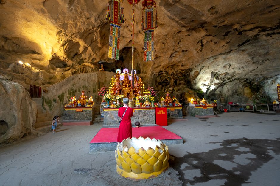 Sunlight falling through the natural opening in Huyền Không Cave onto the shrine below