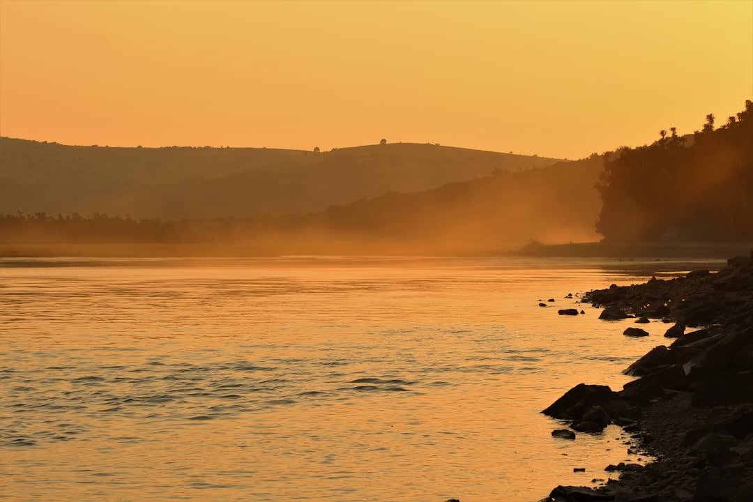 Piraguas de pesca en el río Chari al atardecer, cerca de Sarh